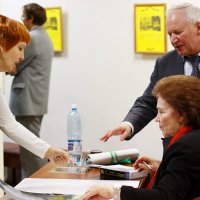 Директор ТКМ Наталья Ланкова принимает подарки гостей